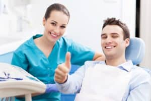 מה חשוב לדעת לפני שבוחרים רופא להשתלת שיניים