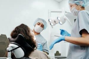 בדיקות שיניים סדירות ותחזוקה נכונה יכולים להאריך את חייו של כתר זירקוניה.
