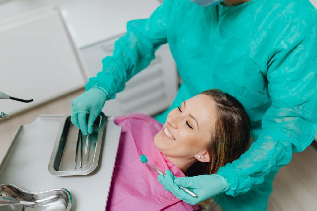 הלבנת שיניים היא הליך דנטלי קוסמטי הכולל הסרת כתמים ושינוי צבע מהשיניים.
