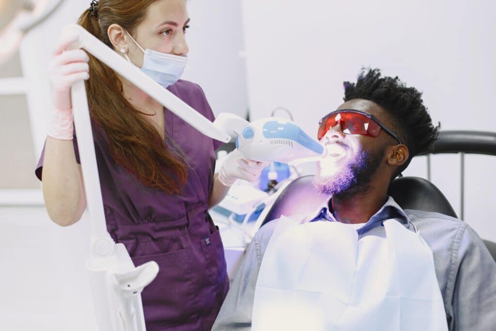 הלבנת שיניים היא טיפול שיניים קוסמטי פופולרי בטורקיה.