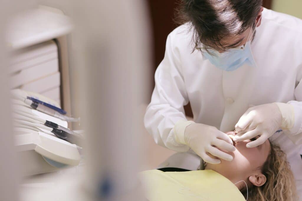 הליך טיפול השורש כולל ניקוי החלק הפנימי של השן, מילויה ואיטום שלה כדי למנוע זיהום נוסף.
