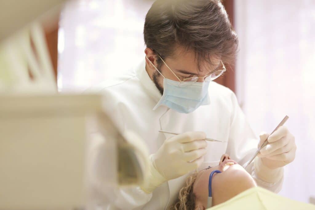 העלות של כתרי זירקוניה יכולה להשתנות בהתאם למספר גורמים כמו מיקום מרפאת השיניים ומספר השיניים המטופלות.

