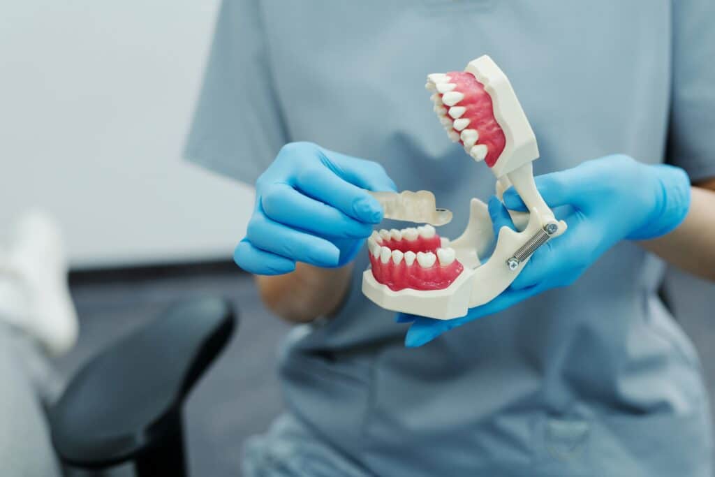 חשוב לדון בעלות של כתרי זירקוניה עם רופא שיניים ולהבין את כל ההוצאות הפוטנציאליות הכרוכות בהליך.
