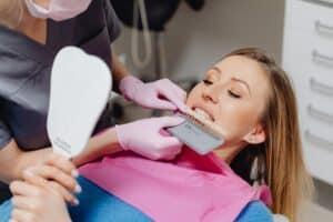 כתרי זירקוניה אידיאליים לשיקום התפקוד והמראה של שיניים פגומות או רקובות.
