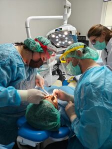 ד"ר קאן, בטורקיה, יוזם הליך כירורגי מורכב הכולל שתלים, השתלות עצם והרמת סינוס.