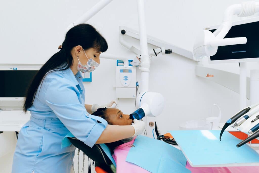 ניתן להשתמש בציפוי שיניים לתיקון שבבים, סדקים ורווחים בשיניים, כמו גם לשיפור המראה של שיניים מוכתמות או דהויות.
