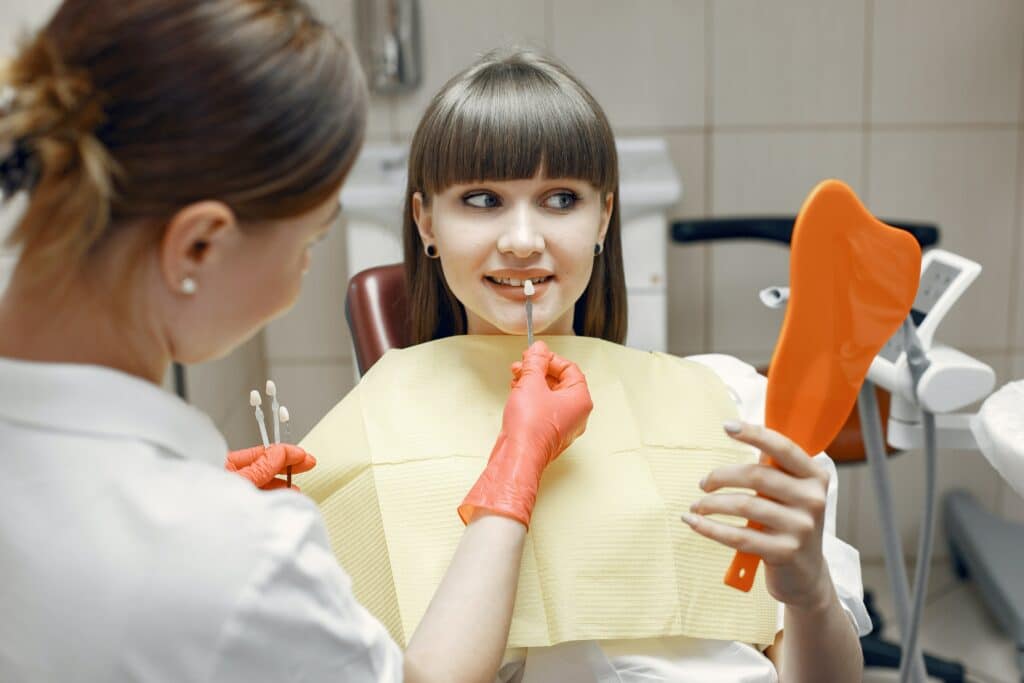 ציפוי שיניים, הידוע גם כציפוי שיניים, הוא טיפול שיניים קוסמטי פופולרי בטורקיה.

