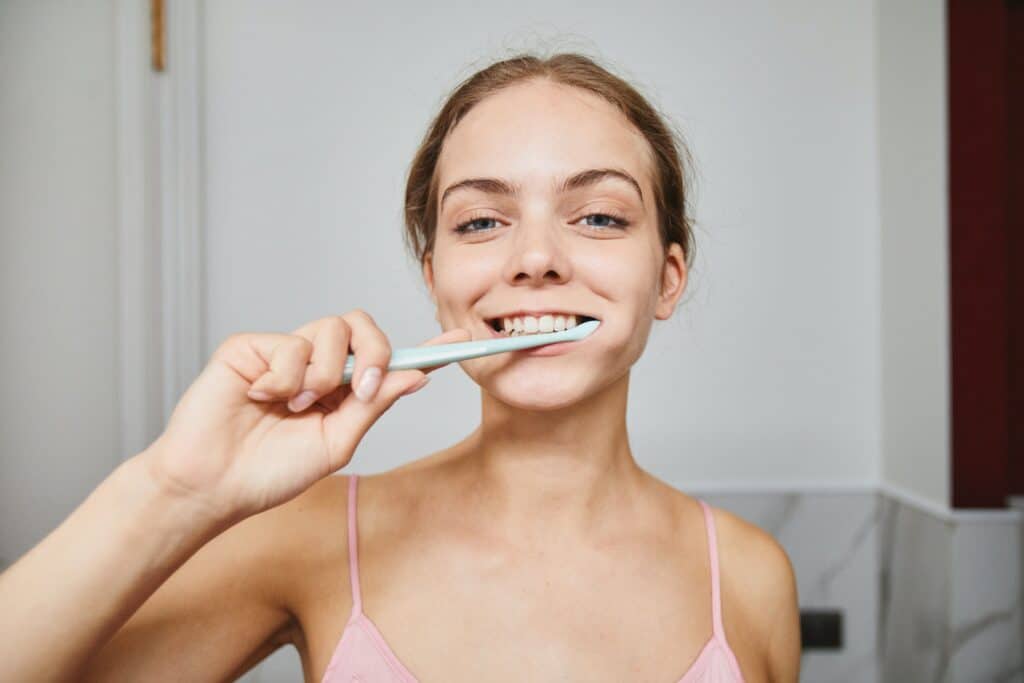 שתלי שיניים ממוקמים בניתוח לתוך עצם הלסת ליציבות.
