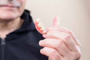 שתלים דנטליים הם שורשי שיניים מלאכותיים המשמשים לתמיכה בשיניים חלופיות.
