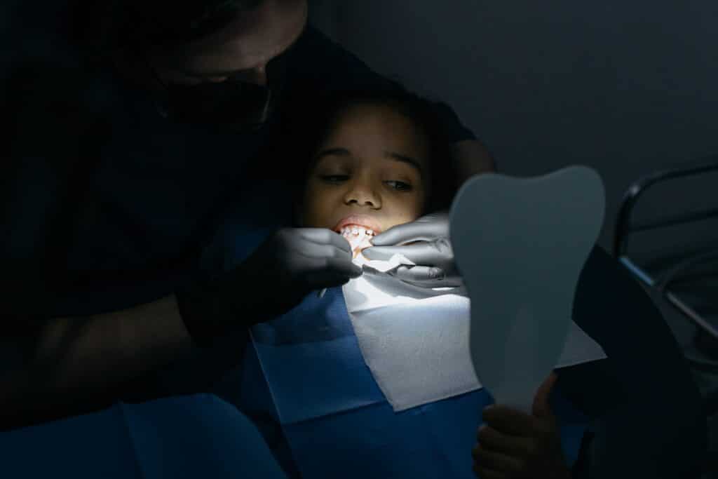 תהליך ההחלמה מהשתלות שיניים אורך בדרך כלל מספר שבועות.
